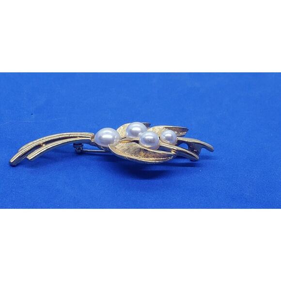 Vintage Brooch Gold Textural Leaves With Faux Pearl Flowers 1990s Napier - Picture 3 of 8